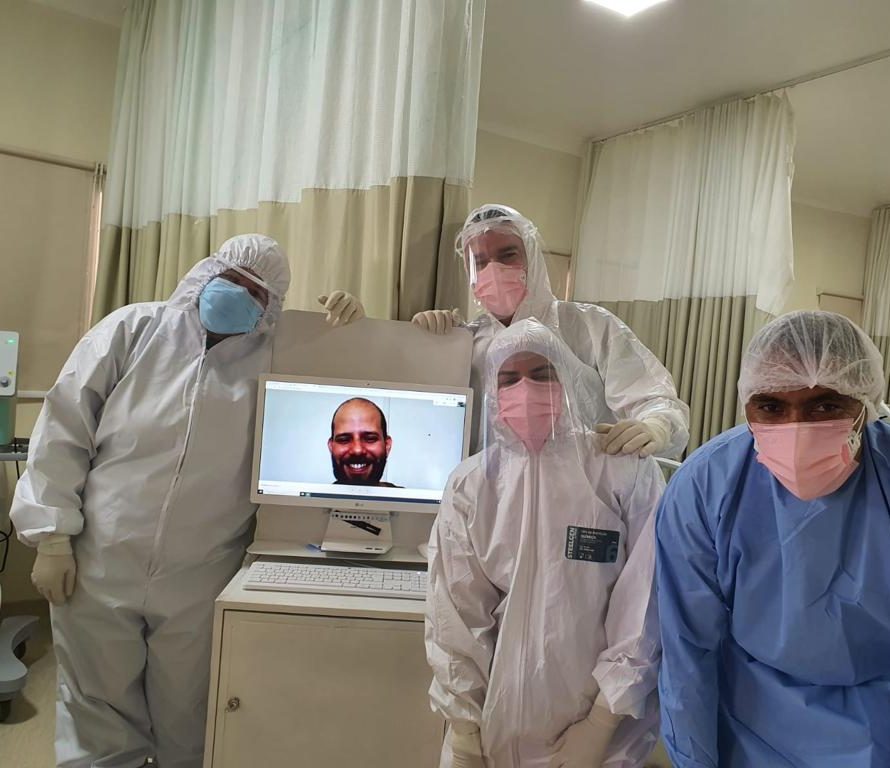 Equipe da UTI parceira em visita multiprofissional por telemedicina, com o Dr. Eduardo Queiroz na tela