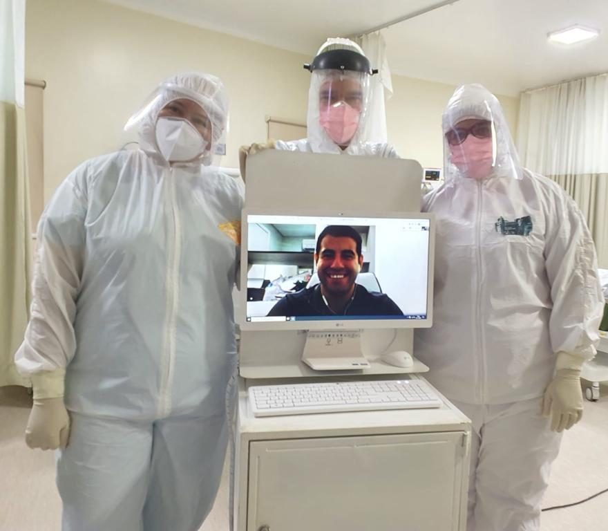 Equipe da UTI parceira em visita por telemedicina com o Dr. Túlio Sugette na tela